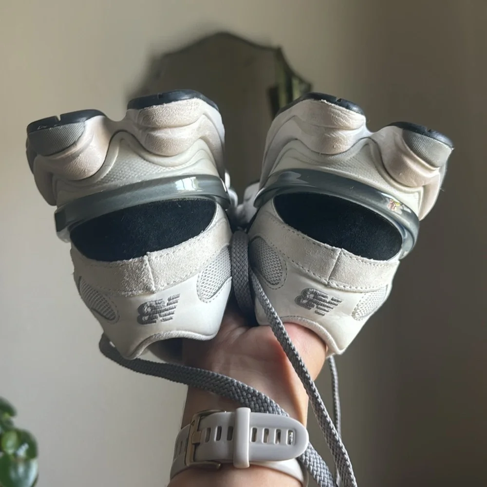 New Balance 9060 Like New - Picture 4 of 5